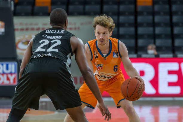 守轮换中 守轮换中